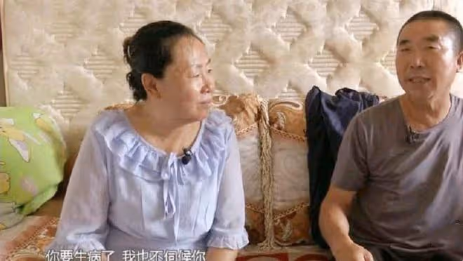 61歲大媽相親,要求對方幫她還5萬外債,大爺:你長得不美想得美