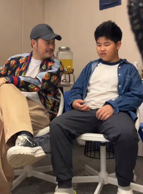 沙溢小魚兒父子音樂沙龍被網友偶遇，小魚兒少年初長成帥氣逼人