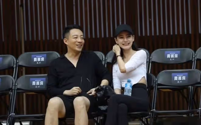 汪小菲攜未婚妻看球賽，害羞的表情惹人笑