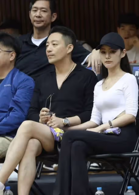 汪小菲攜未婚妻看球賽，害羞的表情惹人笑