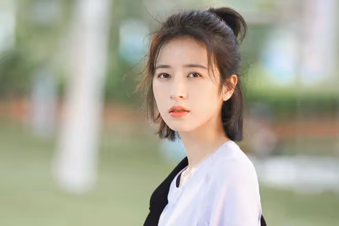 李現新劇《春色寄情人》即將上線，與周雨彤的甜蜜互動照引發熱議