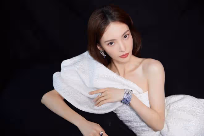 金晨「小臉」事件引發熱議，口罩變「圍嘴兒」展現嬌小容顏