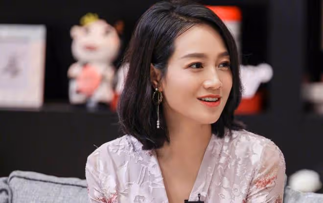 朱丹後台露小肚子，真實身材引熱議，自然美獲贊