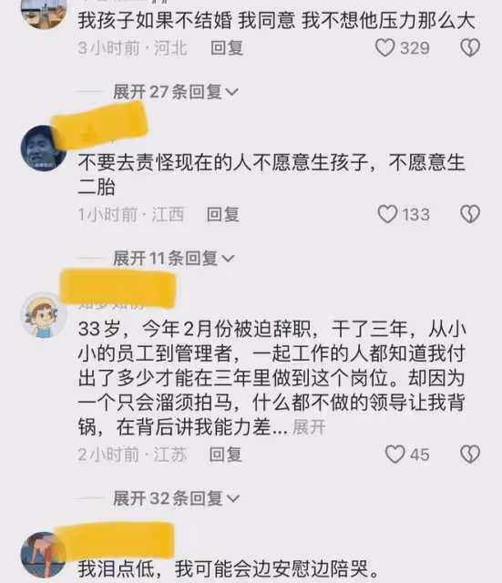男子用雨衣蓋住在路邊放聲大哭,好心大姐暖心安慰:聽著心都碎了