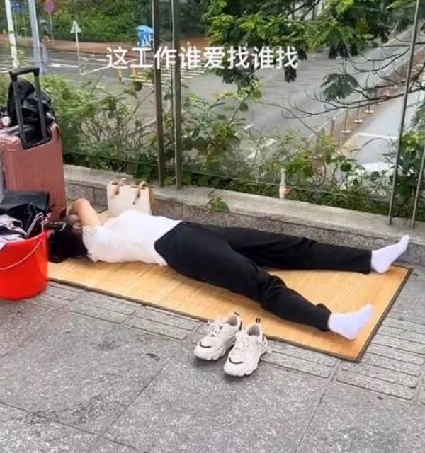 女子拒絕工作被丈夫趕出家門,大橋上躺平:男人養女人天經地義