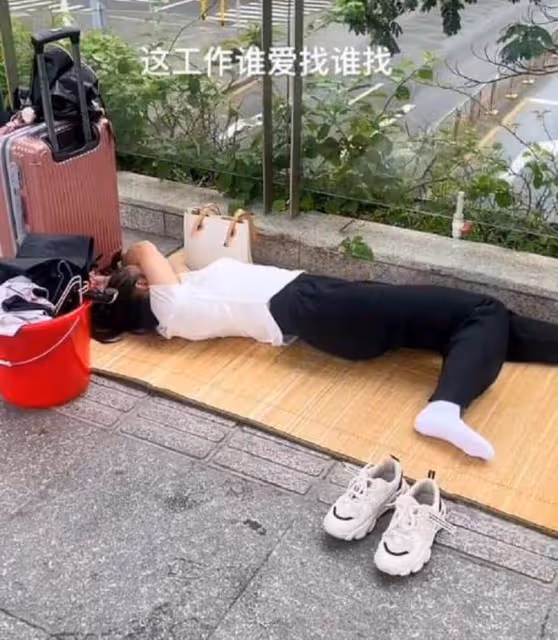 女子拒絕工作被丈夫趕出家門,大橋上躺平:男人養女人天經地義