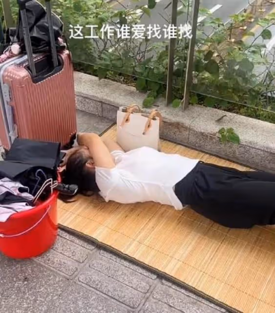 女子拒絕工作被丈夫趕出家門,大橋上躺平:男人養女人天經地義