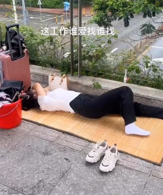 女子拒絕工作被丈夫趕出家門,大橋上躺平:男人養女人天經地義