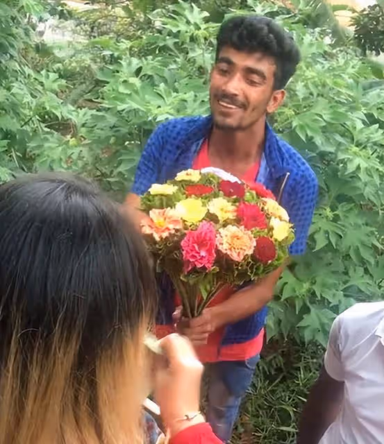 斯里蘭卡賣花小伙感謝中國網友：你們的善良淳樸，像鮮花一樣燦爛