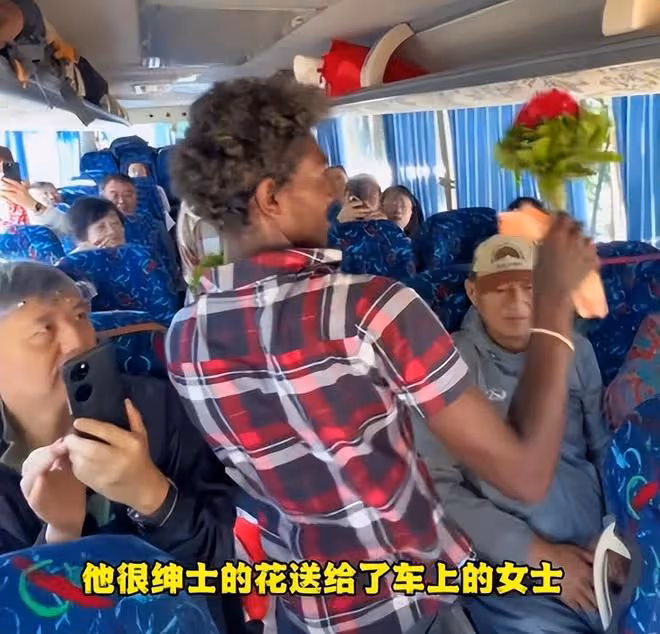 斯里蘭卡賣花小伙感謝中國網友：你們的善良淳樸，像鮮花一樣燦爛