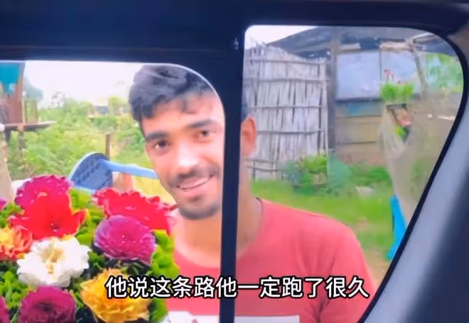 斯里蘭卡賣花小伙感謝中國網友：你們的善良淳樸，像鮮花一樣燦爛