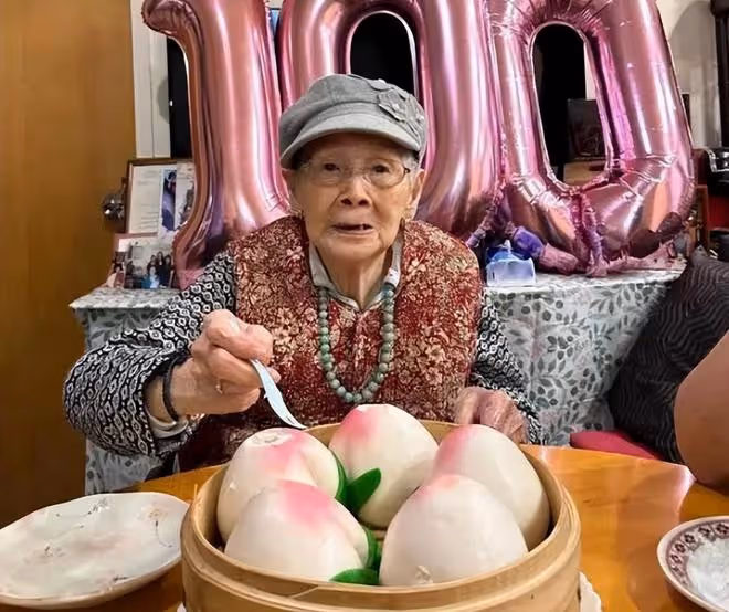 梅艷芳母親提前慶祝100歲，戴佛珠吃壽桃，希望還能再活20年