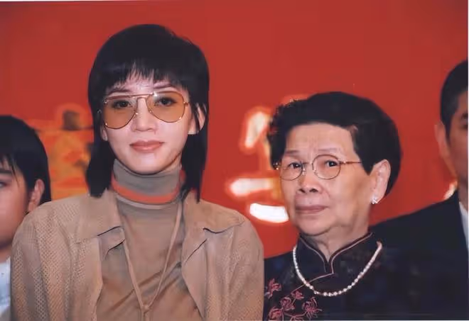 梅艷芳母親提前慶祝100歲，戴佛珠吃壽桃，希望還能再活20年