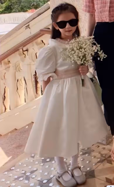 方媛帶兩個女兒參加婚禮，姐姐郭詠希像爸爸，姐妹當花童超可愛