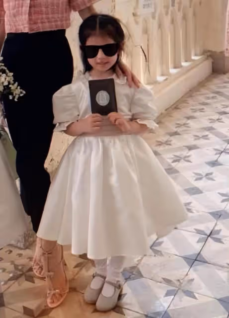 方媛帶兩個女兒參加婚禮，姐姐郭詠希像爸爸，姐妹當花童超可愛