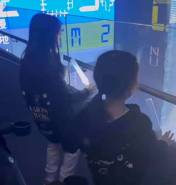 方媛帶兩個女兒參加婚禮，姐姐郭詠希像爸爸，姐妹當花童超可愛