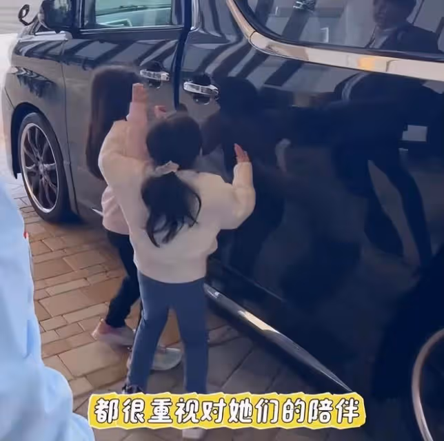 方媛帶兩個女兒參加婚禮，姐姐郭詠希像爸爸，姐妹當花童超可愛