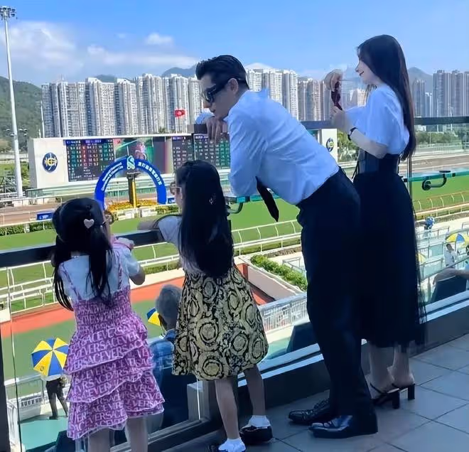 方媛帶兩個女兒參加婚禮，姐姐郭詠希像爸爸，姐妹當花童超可愛
