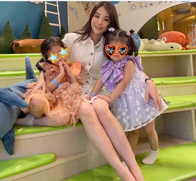 方媛帶兩個女兒參加婚禮，姐姐郭詠希像爸爸，姐妹當花童超可愛