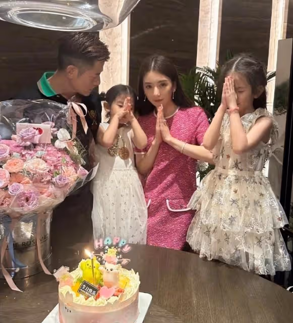 方媛帶兩個女兒參加婚禮，姐姐郭詠希像爸爸，姐妹當花童超可愛