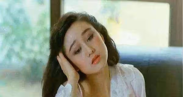 她才是香港第一美女,美貌不輸關之琳,巔峰時期為愛息影