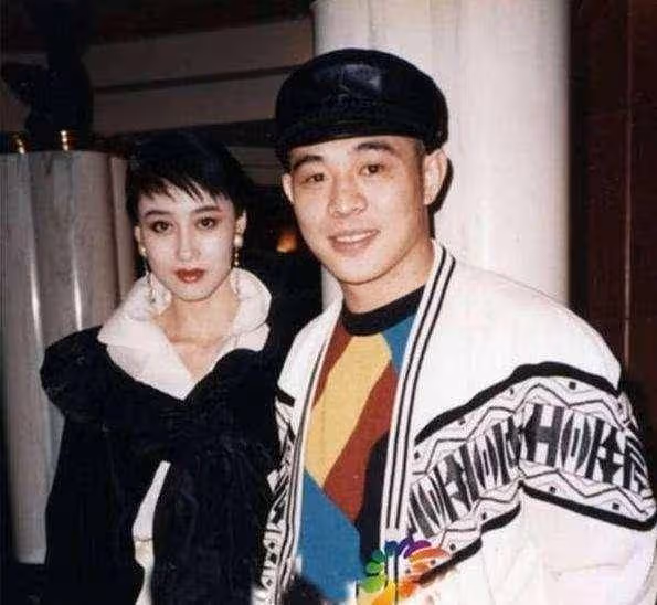 她才是香港第一美女,美貌不輸關之琳,巔峰時期為愛息影