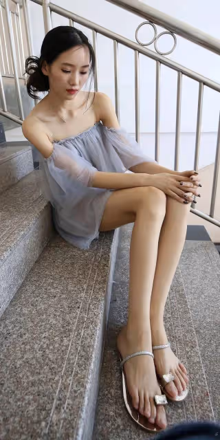 灰色超仙+網紗抹胸連衣裙,夏季涼爽又能顯腿長,極佳的穿搭方法