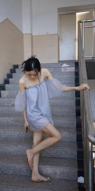 灰色超仙+網紗抹胸連衣裙,夏季涼爽又能顯腿長,極佳的穿搭方法