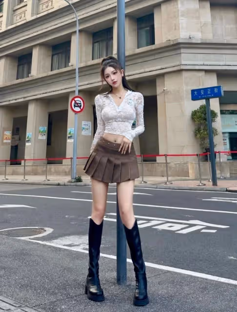 春季造型指南:搭配高腰百褶裙和長靴,打造令人羨慕的小蠻腰和長腿