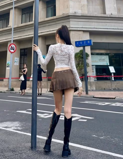 春季造型指南:搭配高腰百褶裙和長靴,打造令人羨慕的小蠻腰和長腿