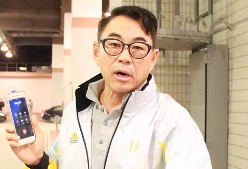 香港男星再曝婚內出軌,在車上和年輕美女密會,賣保險年入兩百萬
