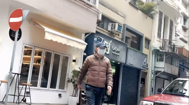 香港男星再曝婚內出軌,在車上和年輕美女密會,賣保險年入兩百萬