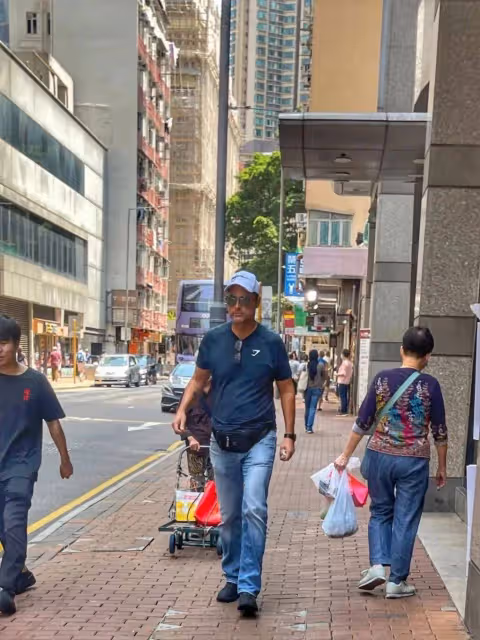 59歲香港型男新照曝光,剛結婚時曾接拍激情戲,老婆不放心現場監工