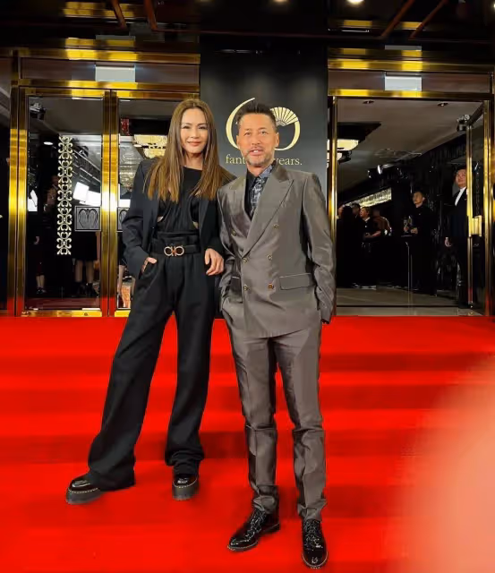 59歲香港型男新照曝光,剛結婚時曾接拍激情戲,老婆不放心現場監工