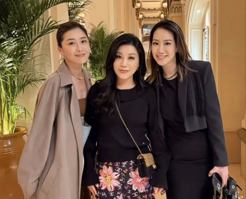 周勵淇和老公罕見同框,穿露肩裙顏值抗打,被指是第三者上位