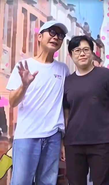 61歲香港知名男星內地被粉絲擁抱合照,樣子尷尬,網友:像已故港星午馬