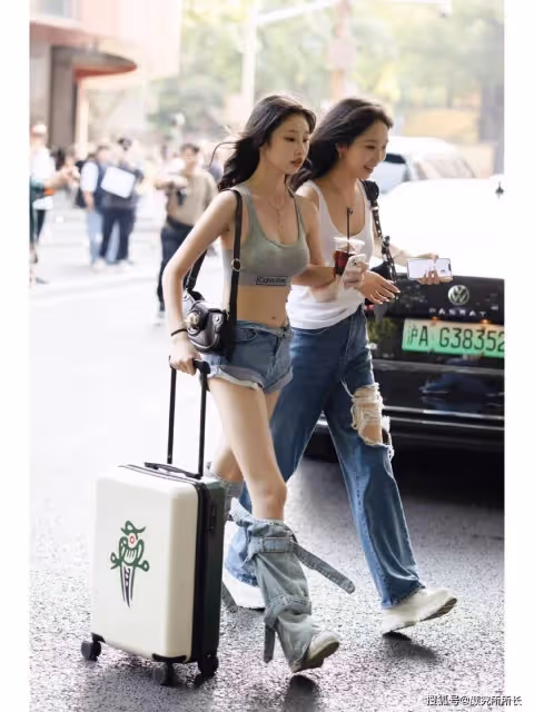 時尚街拍寫真大賞:上海街頭的年輕少女們以混搭時尚定義夏日活力新風尚