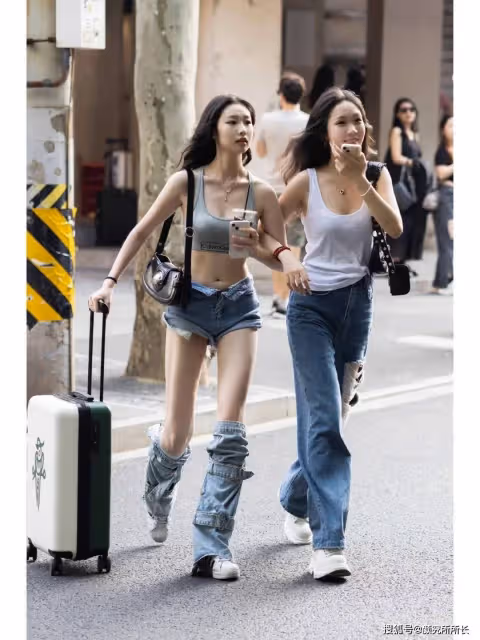 時尚街拍寫真大賞:上海街頭的年輕少女們以混搭時尚定義夏日活力新風尚