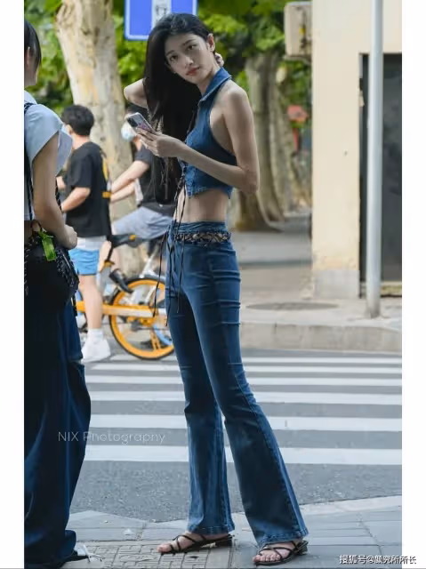 時尚街拍寫真大賞:上海街頭的年輕少女們以混搭時尚定義夏日活力新風尚