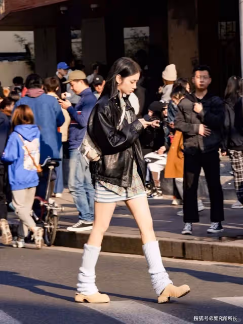時尚街拍寫真大賞:上海街頭的年輕少女們以混搭時尚定義夏日活力新風尚