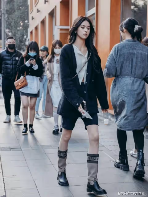 時尚街拍寫真大賞:上海街頭的年輕少女們以混搭時尚定義夏日活力新風尚