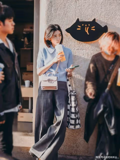 時尚街拍寫真大賞:上海街頭的年輕少女們以混搭時尚定義夏日活力新風尚