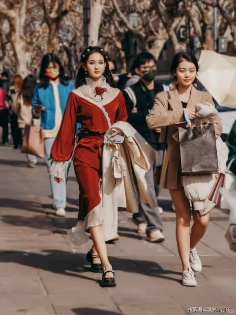 時尚街拍寫真大賞:上海街頭的年輕少女們以混搭時尚定義夏日活力新風尚