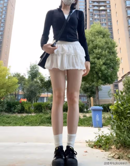 178cm極品尤物街頭時尚穿搭大賞:純粹黑白之間的時尚韻律 優雅穿搭典範