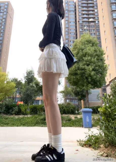 178cm極品尤物街頭時尚穿搭大賞:純粹黑白之間的時尚韻律 優雅穿搭典範