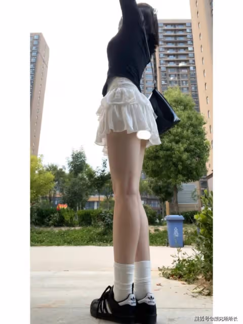 178cm極品尤物街頭時尚穿搭大賞:純粹黑白之間的時尚韻律 優雅穿搭典範