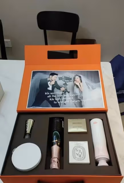 向佐售賣結婚伴手禮惹爭議,過期化妝品傳遞幸福之意