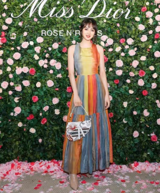 華為小公主稱自己不是美國人!穿透視裙秀好身材,珠光寶氣太名媛
