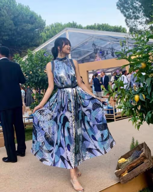 華為小公主稱自己不是美國人!穿透視裙秀好身材,珠光寶氣太名媛