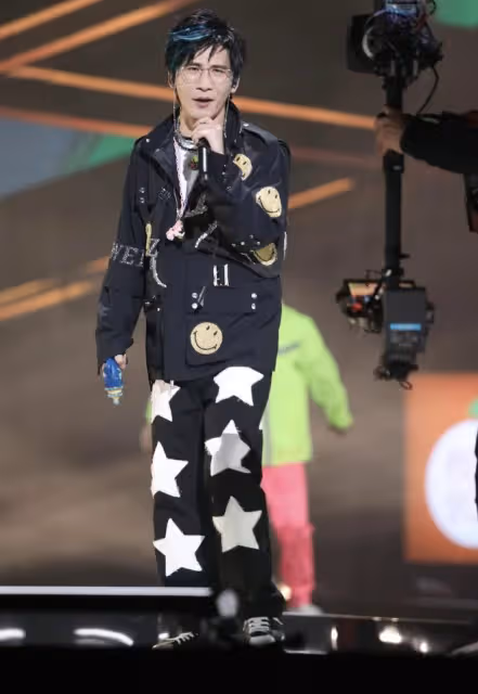 過年去女友家就該穿得像樣些!衛衣疊穿法,休閒運動風太像富二代